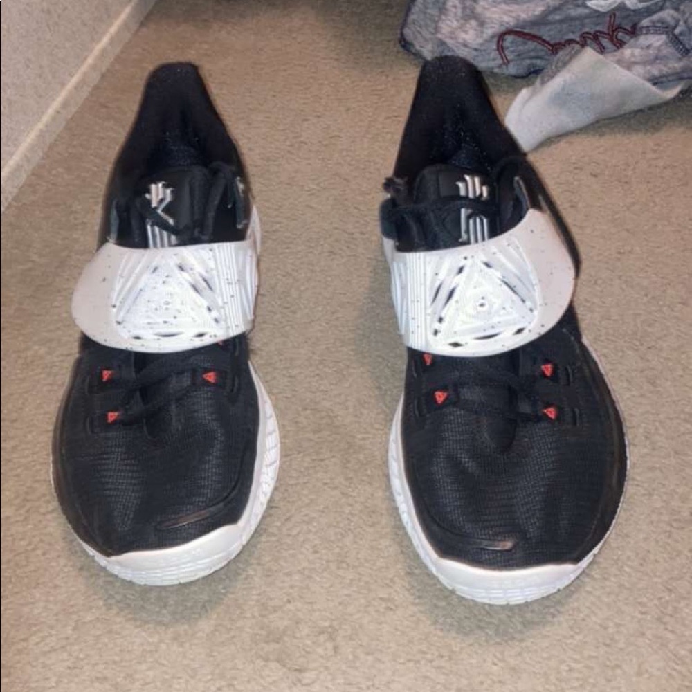 Kyrie 3 lows, size 10.5, good condition, very comfy